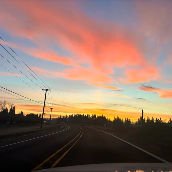 Meet Me 🖤 - Picture 7 of 9